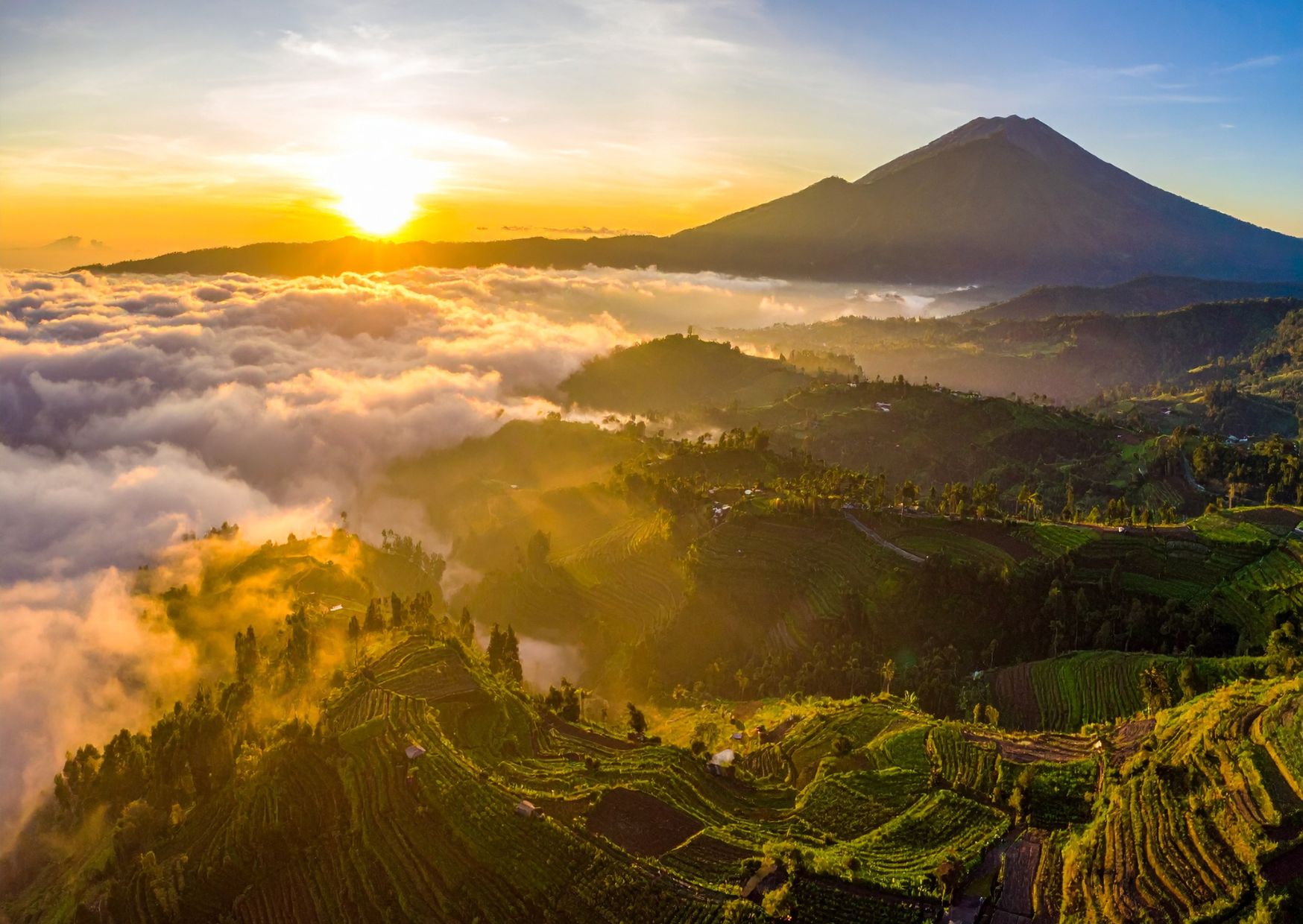 fotografie rýžových polích v okolí nejvyšší sopky Bali Mt. Agung